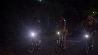 斯洛年轻的<strong>女性</strong>骑自行车街晚上伦敦英格兰
